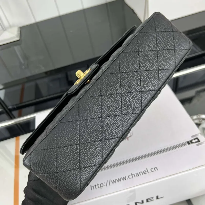 Chanel A01112 Klasická kabelka s klopou Zrnité telecí kůže a zlatý kov Černá