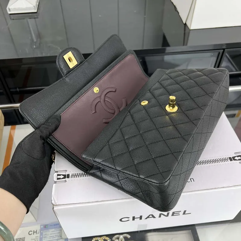 Chanel A01112 Klasická kabelka s klopou Zrnité telecí kůže a zlatý kov Černá