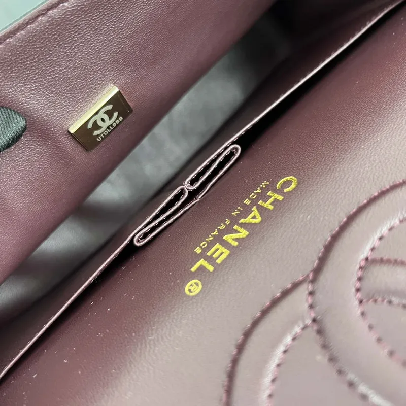 Chanel A01112 Klasická kabelka s klopou Zrnité telecí kůže a zlatý kov Černá