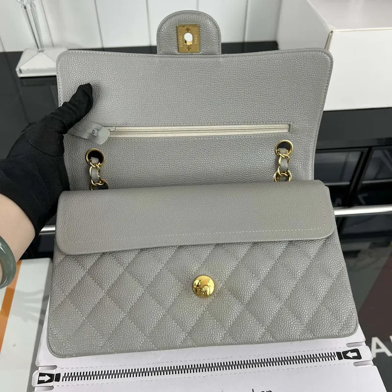 Chanel A01112 Klasická kabelka s klopou Zrnité telecí kůže a zlatý kov Šedá