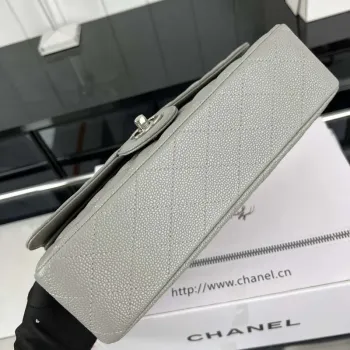 Chanel A01112 Klasická kabelka s klopou Zrnité telecí kůže a stříbrný kov Šedá