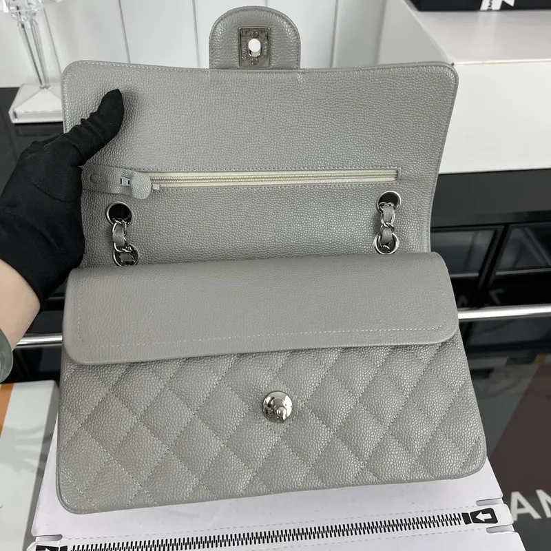 Chanel A01112 Klasická kabelka s klopou Zrnité telecí kůže a stříbrný kov Šedá