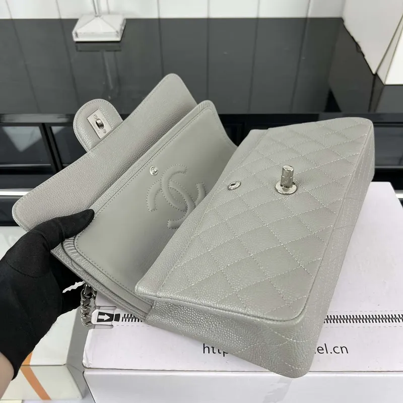 Chanel A01112 Klasická kabelka s klopou Zrnité telecí kůže a stříbrný kov Šedá