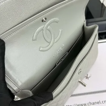 Chanel A01112 Klasická kabelka s klopou Zrnité telecí kůže a stříbrný kov Šedá