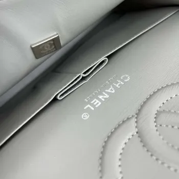 Chanel A01112 Klasická kabelka s klopou Zrnité telecí kůže a stříbrný kov Šedá