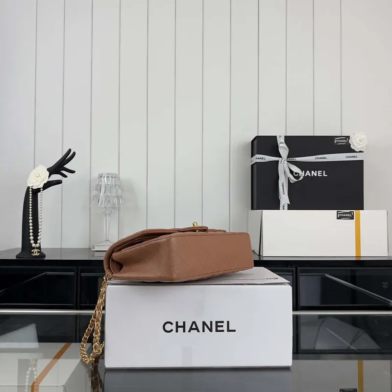 Chanel A01112 Klopová klasická kabelka 11.12 Zrnité telecí kůže a zlatý kov Hnědá