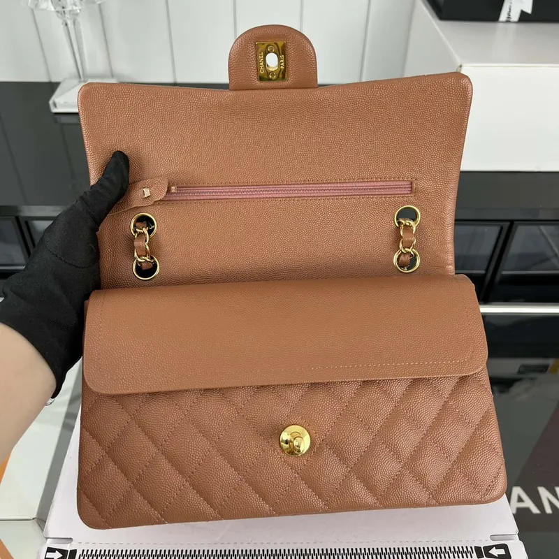 Chanel A01112 Klopová klasická kabelka 11.12 Zrnité telecí kůže a zlatý kov Hnědá