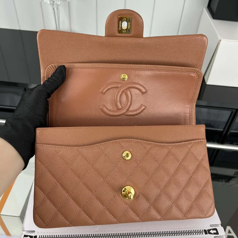 Chanel A01112 Klopová klasická kabelka 11.12 Zrnité telecí kůže a zlatý kov Hnědá