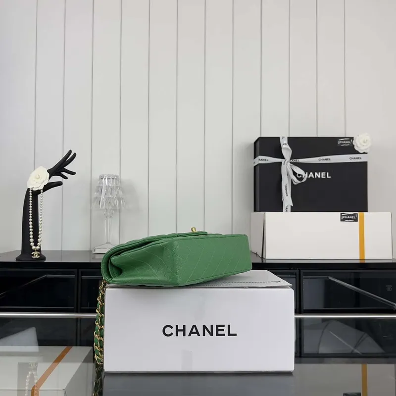 Chanel A01112 Klopová klasická kabelka 11.12 Zrnité telecí kůže a zlatý kov Kelly Green