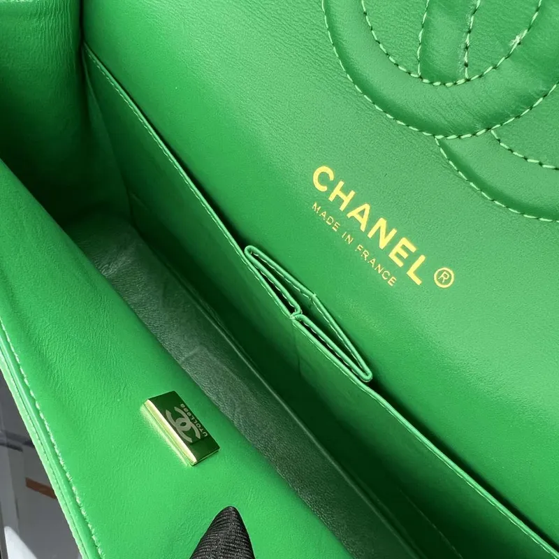 Chanel A01112 Klopová klasická kabelka 11.12 Zrnité telecí kůže a zlatý kov Kelly Green