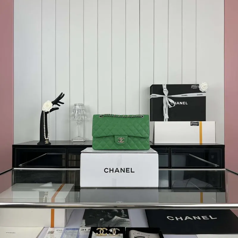 Chanel A01112 Flap Classic 11.12 Kabelka Zrnité telecí kůže a stříbrný kov Kelly Green