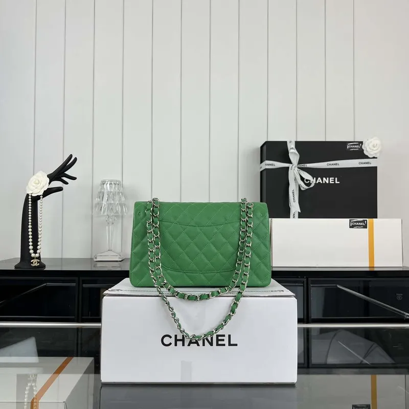 Chanel A01112 Flap Classic 11.12 Kabelka Zrnité telecí kůže a stříbrný kov Kelly Green