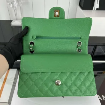 Chanel A01112 Flap Classic 11.12 Kabelka Zrnité telecí kůže a stříbrný kov Kelly Green