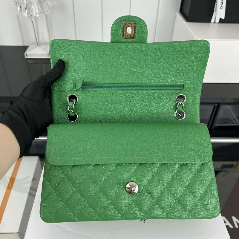 Chanel A01112 Flap Classic 11.12 Kabelka Zrnité telecí kůže a stříbrný kov Kelly Green