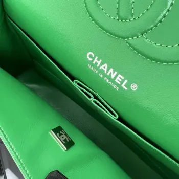 Chanel A01112 Flap Classic 11.12 Kabelka Zrnité telecí kůže a stříbrný kov Kelly Green