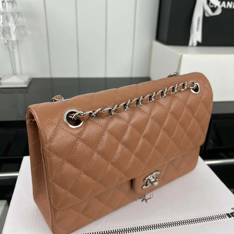 Chanel A01112 Klopová klasická kabelka 11.12 Zrnité telecí kůže a stříbrný kov Hnědá