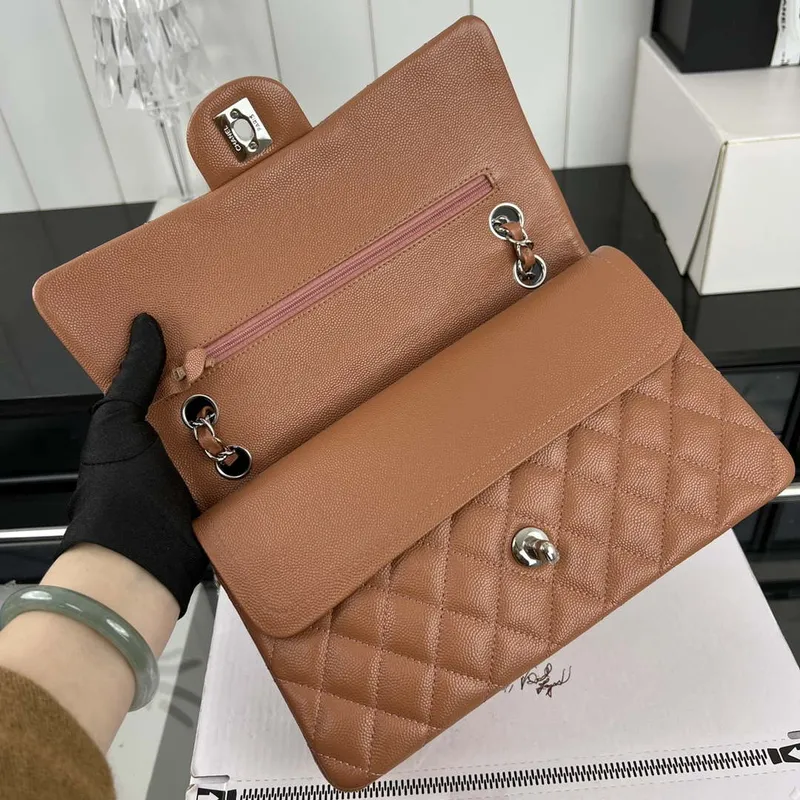 Chanel A01112 Klopová klasická kabelka 11.12 Zrnité telecí kůže a stříbrný kov Hnědá