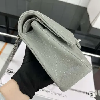 Chanel A01112 Klasická kabelka s klopou 11.12 Zrnité telecí kůže a stříbrný kov Šedá