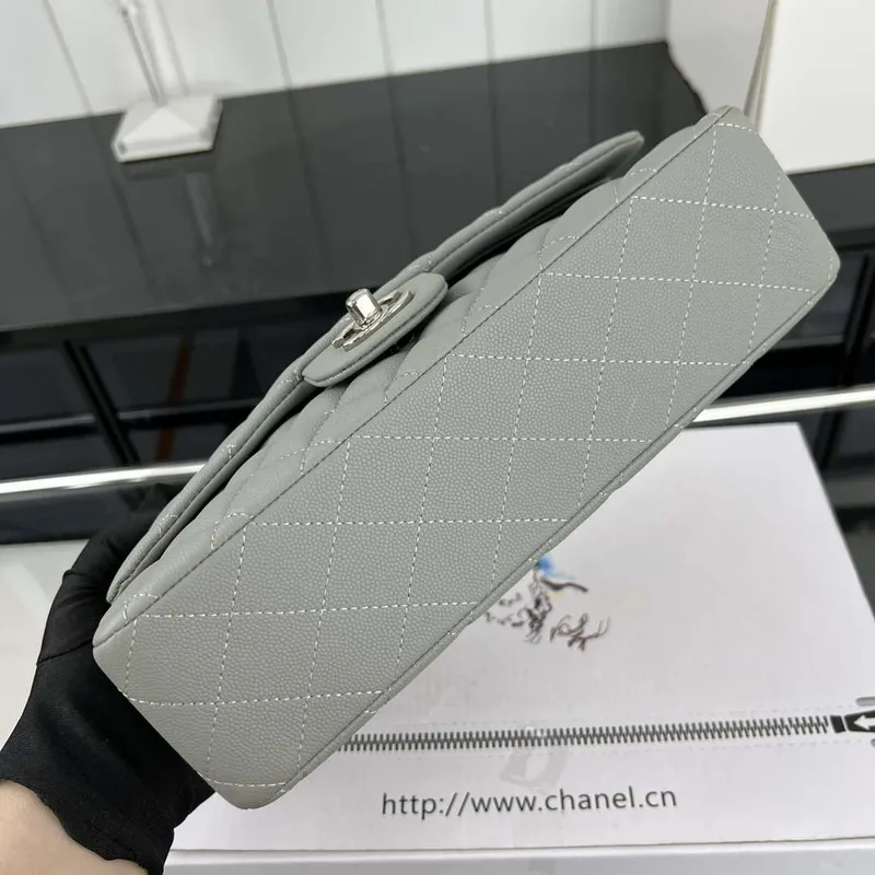 Chanel A01112 Klasická kabelka s klopou 11.12 Zrnité telecí kůže a stříbrný kov Šedá