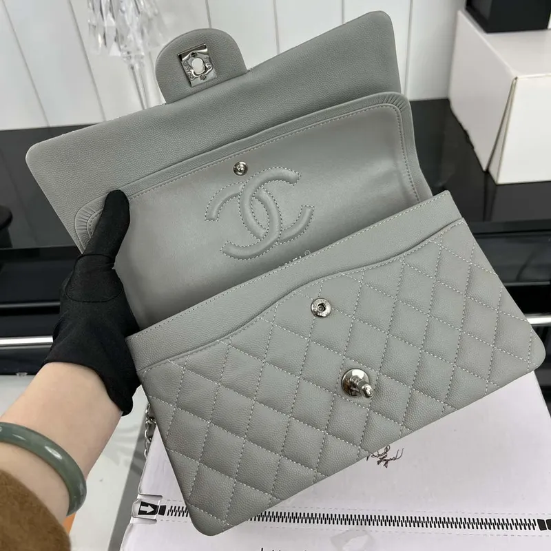 Chanel A01112 Klasická kabelka s klopou 11.12 Zrnité telecí kůže a stříbrný kov Šedá