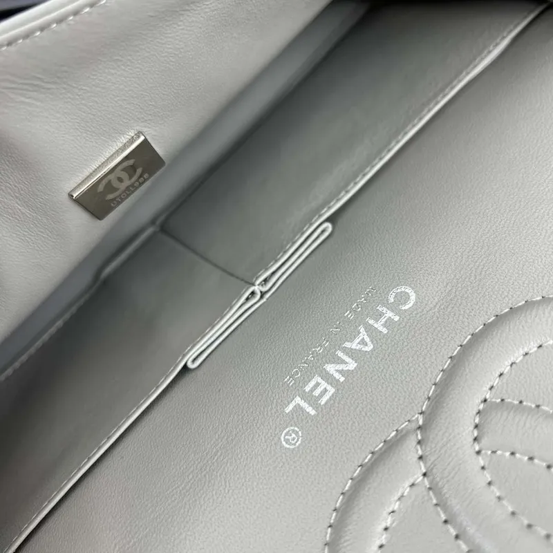 Chanel A01112 Klasická kabelka s klopou 11.12 Zrnité telecí kůže a stříbrný kov Šedá