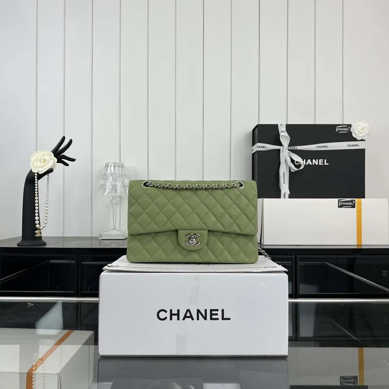 Chanel A01112 Flap Classic 11.12 Kabelka Zrnité telecí kůže a stříbrný kov Zelená