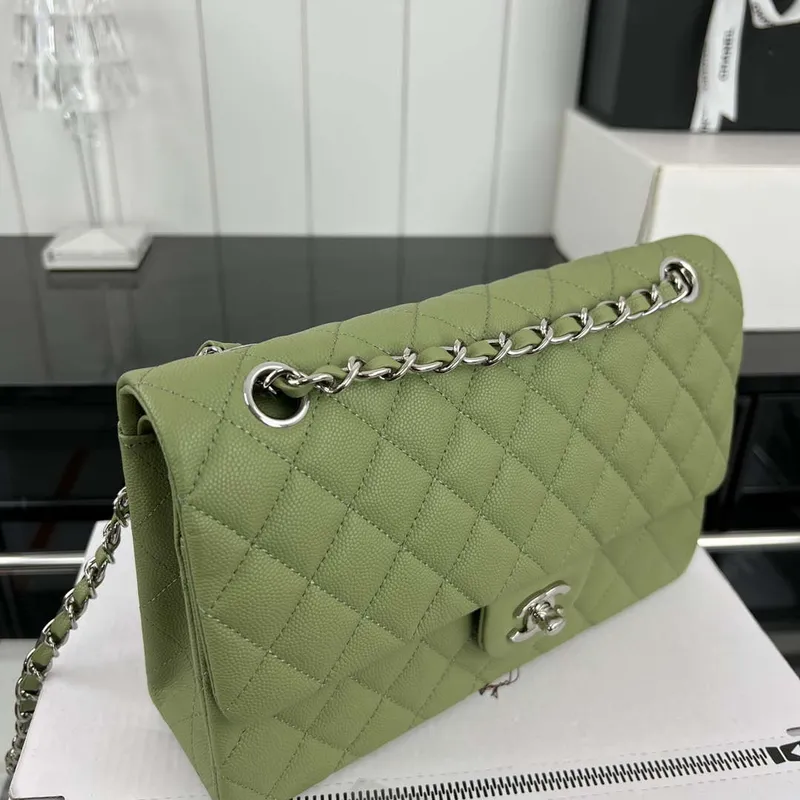 Chanel A01112 Flap Classic 11.12 Kabelka Zrnité telecí kůže a stříbrný kov Zelená