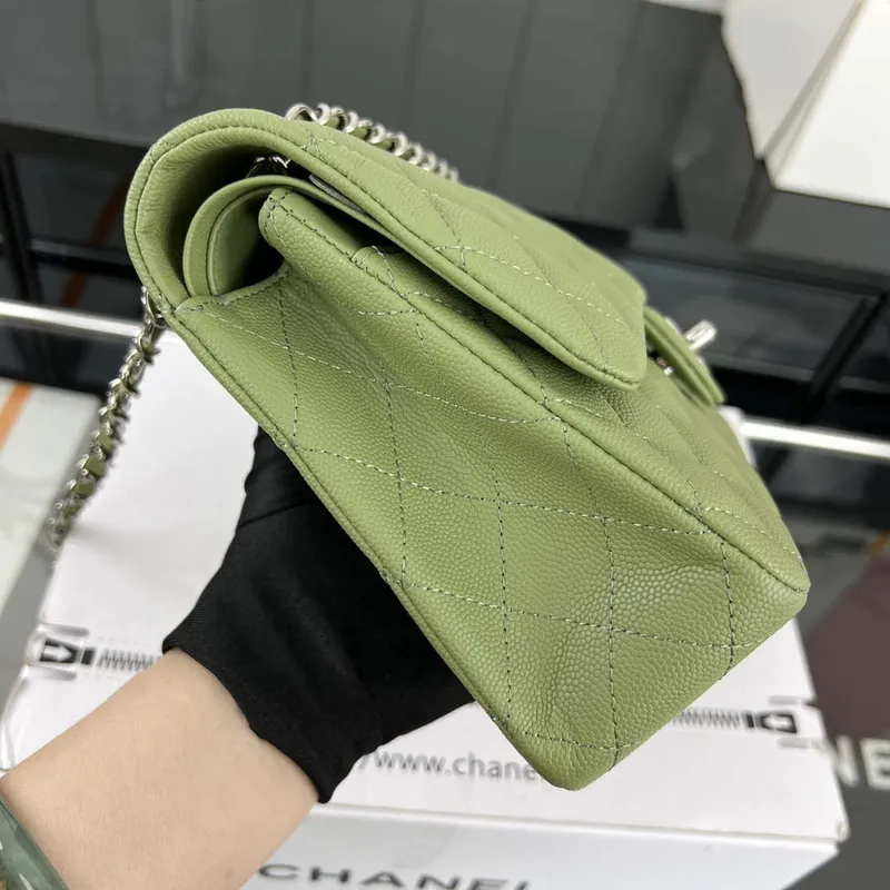 Chanel A01112 Flap Classic 11.12 Kabelka Zrnité telecí kůže a stříbrný kov Zelená