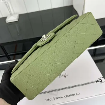 Chanel A01112 Flap Classic 11.12 Kabelka Zrnité telecí kůže a stříbrný kov Zelená