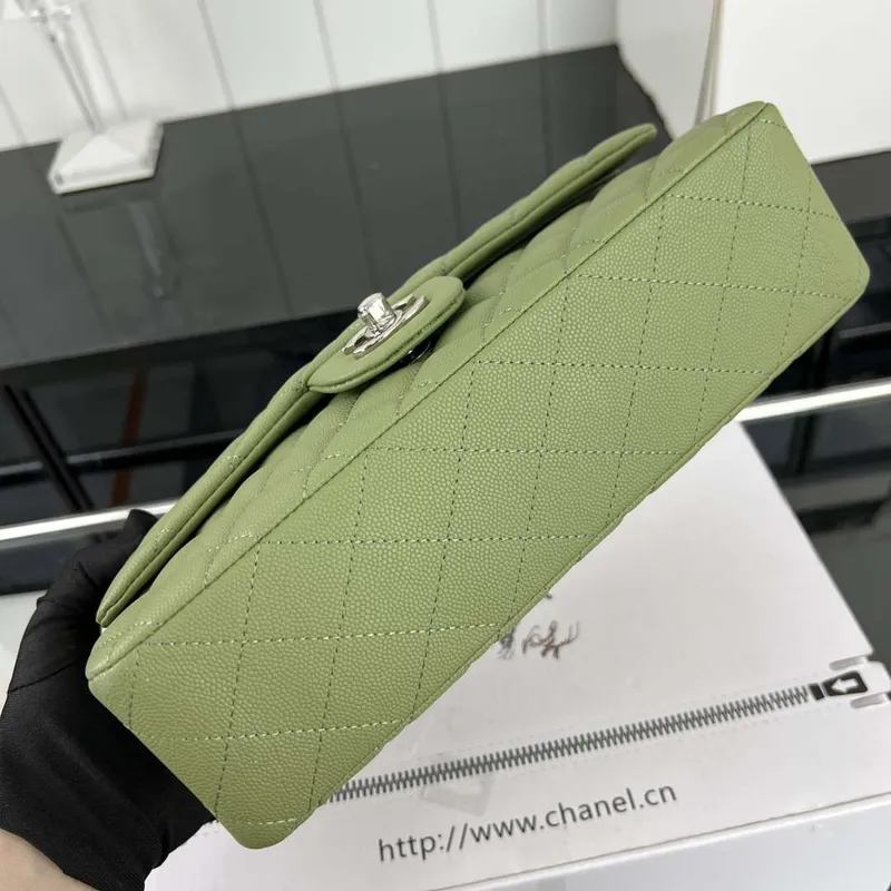 Chanel A01112 Flap Classic 11.12 Kabelka Zrnité telecí kůže a stříbrný kov Zelená