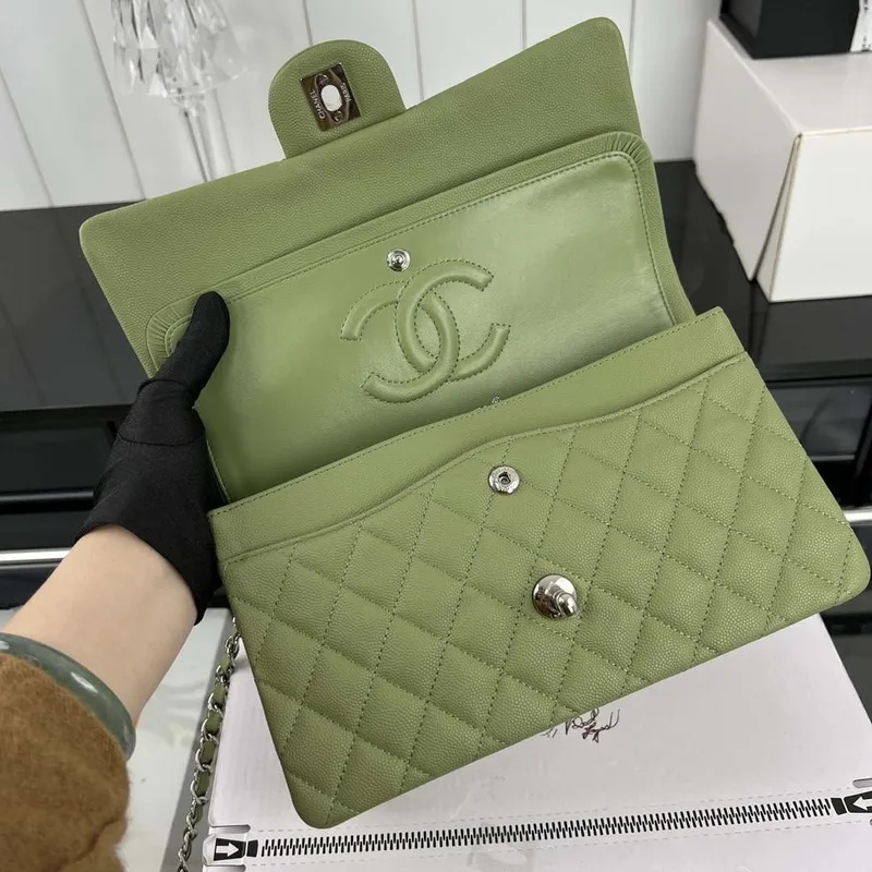 Chanel A01112 Flap Classic 11.12 Kabelka Zrnité telecí kůže a stříbrný kov Zelená