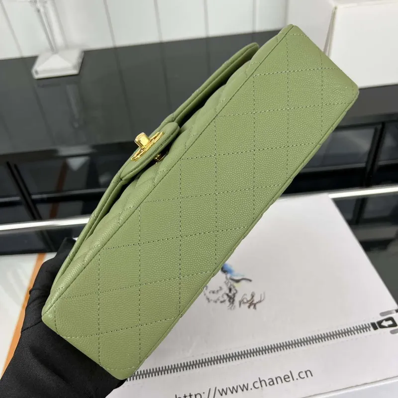 Chanel A01112 Klopová klasická kabelka 11.12 Zrnité telecí kůže a zlatý kov Zelená