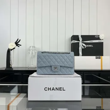 Chanel A01112 Klopová klasická kabelka 11.12 Zrnité telecí kůže a stříbrný kov Baby Blue