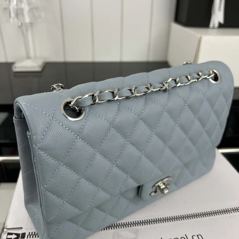 Chanel A01112 Klopová klasická kabelka 11.12 Zrnité telecí kůže a stříbrný kov Baby Blue
