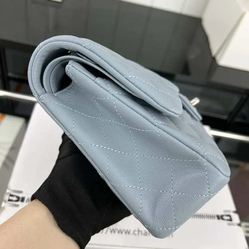 Chanel A01112 Klopová klasická kabelka 11.12 Zrnité telecí kůže a stříbrný kov Baby Blue