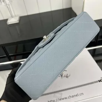 Chanel A01112 Klopová klasická kabelka 11.12 Zrnité telecí kůže a stříbrný kov Baby Blue