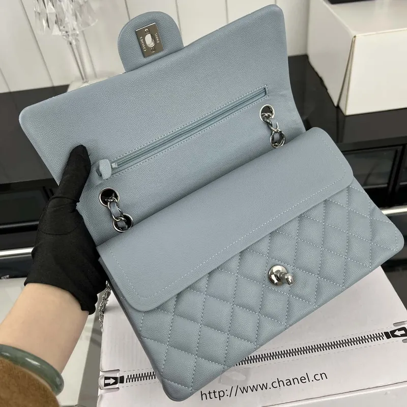 Chanel A01112 Klopová klasická kabelka 11.12 Zrnité telecí kůže a stříbrný kov Baby Blue
