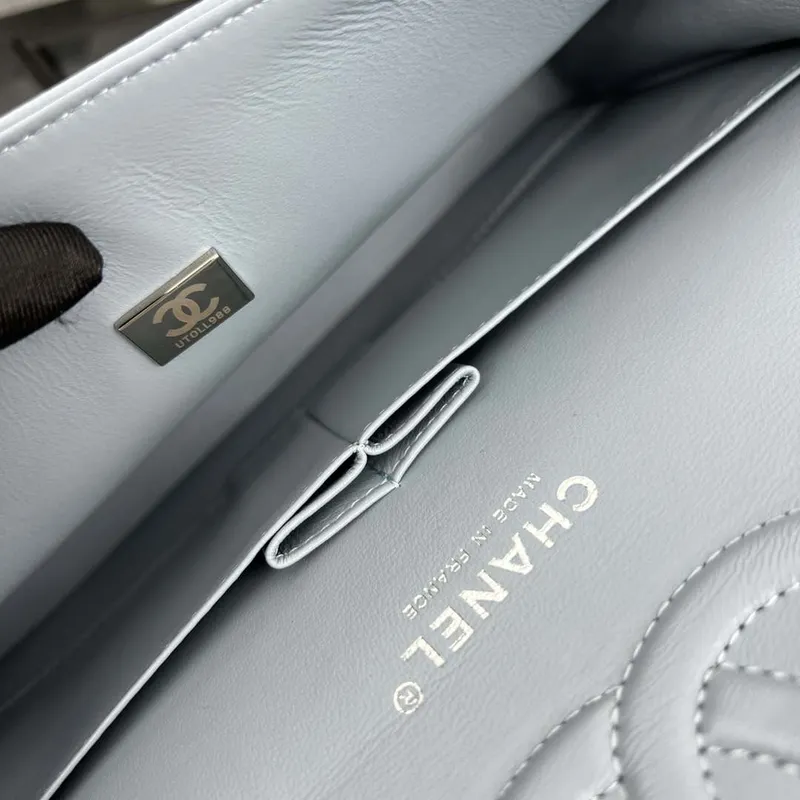 Chanel A01112 Klopová klasická kabelka 11.12 Zrnité telecí kůže a stříbrný kov Baby Blue