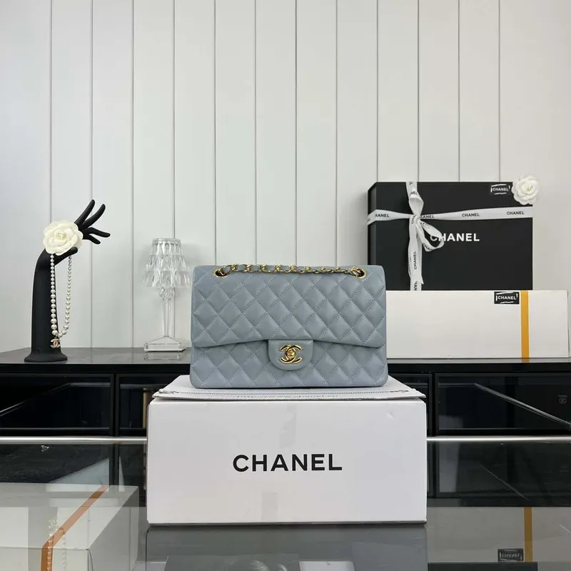 Chanel A01112 Klopová klasická kabelka 11.12 Zrnité telecí kůže a zlatý kov Baby Blue