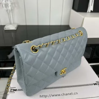 Chanel A01112 Klopová klasická kabelka 11.12 Zrnité telecí kůže a zlatý kov Baby Blue