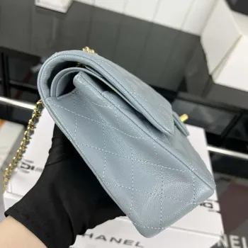 Chanel A01112 Klopová klasická kabelka 11.12 Zrnité telecí kůže a zlatý kov Baby Blue