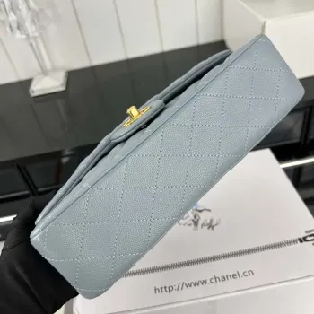 Chanel A01112 Klopová klasická kabelka 11.12 Zrnité telecí kůže a zlatý kov Baby Blue