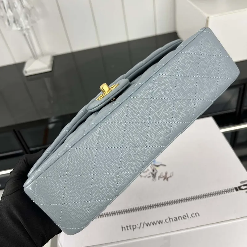 Chanel A01112 Klopová klasická kabelka 11.12 Zrnité telecí kůže a zlatý kov Baby Blue