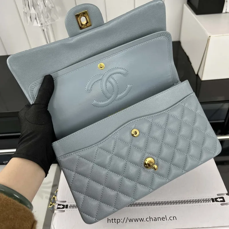 Chanel A01112 Klopová klasická kabelka 11.12 Zrnité telecí kůže a zlatý kov Baby Blue