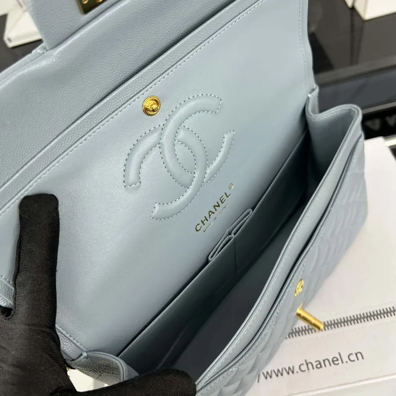 Chanel A01112 Klopová klasická kabelka 11.12 Zrnité telecí kůže a zlatý kov Baby Blue