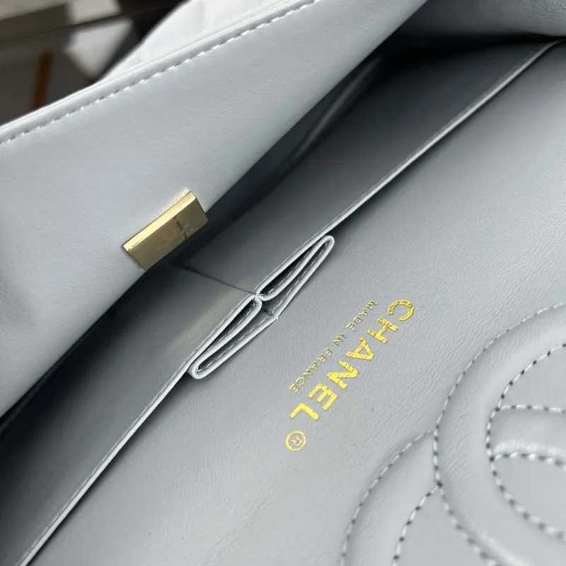 Chanel A01112 Klopová klasická kabelka 11.12 Zrnité telecí kůže a zlatý kov Baby Blue