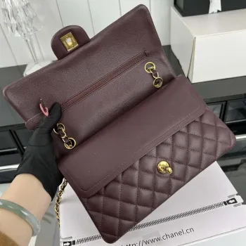 Chanel A01112 Flap Classic 11.12 Kabelka Zrnité telecí kůže a zlatý kov Víno červená