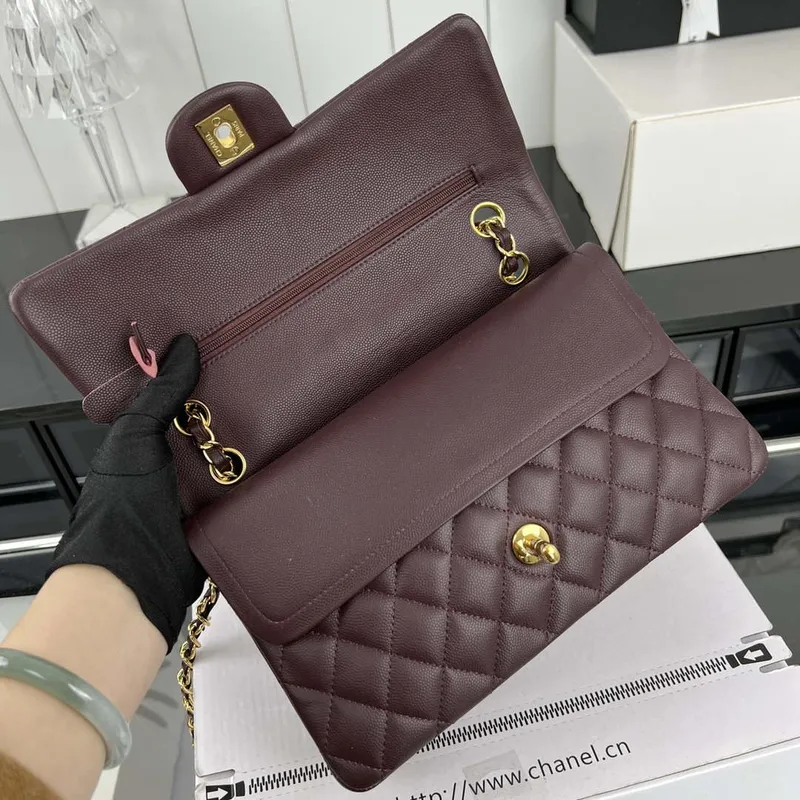 Chanel A01112 Flap Classic 11.12 Kabelka Zrnité telecí kůže a zlatý kov Víno červená