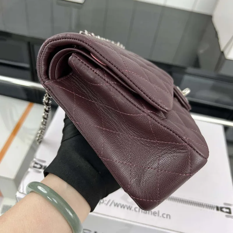 Chanel A01112 Klopová klasická kabelka 11.12 Zrnité telecí kůže a stříbrný kov Víno červená