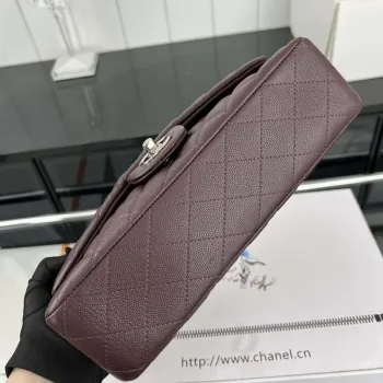 Chanel A01112 Klopová klasická kabelka 11.12 Zrnité telecí kůže a stříbrný kov Víno červená